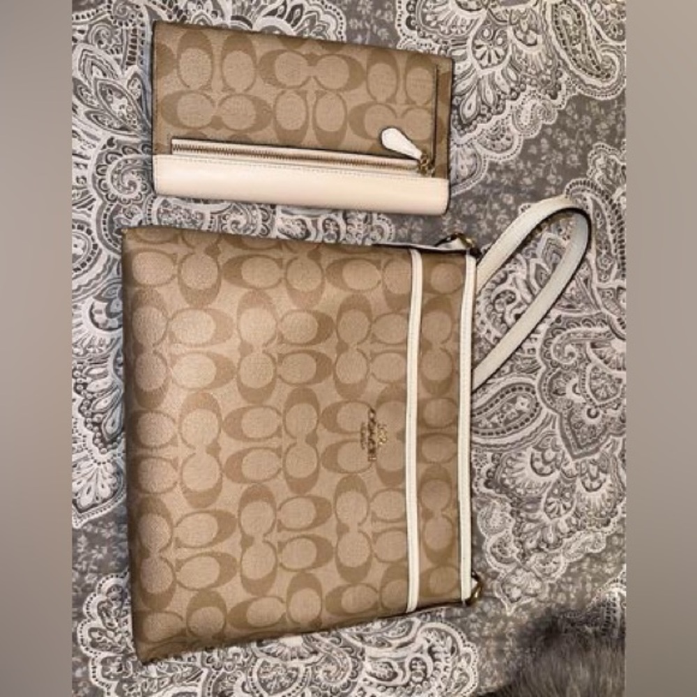 Coach Set! - Picture 2 of 4